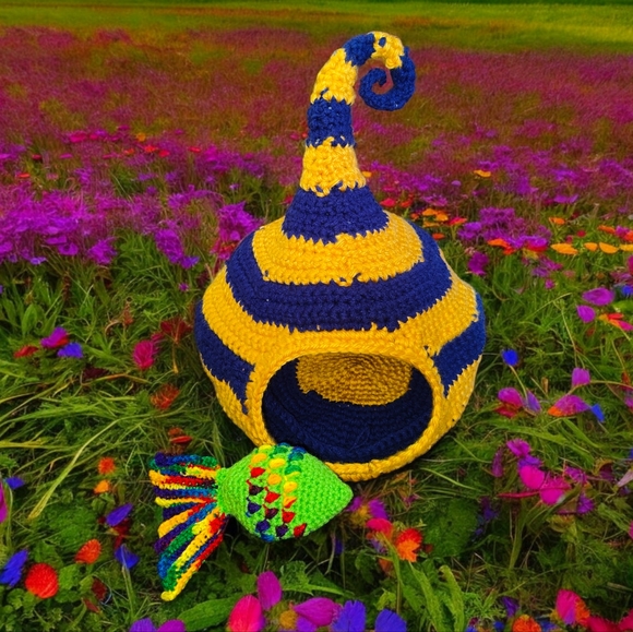 Handmade Crochet Fairy Elven Cat / Small Pet Bed and Toy - Picture 5 of 8